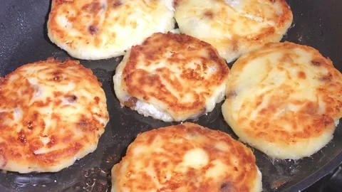 Cheesecakes are fried in a pan 库存影片 233360621