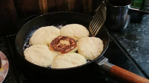 Cheesecakes round shape fried in a cast iron skillet Stock Footage 82345497