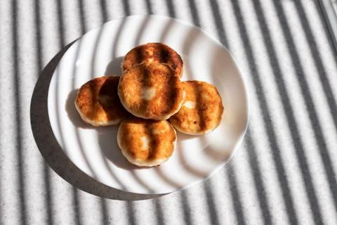 Cheesecakes on a white plate in the kitchen Foto stock