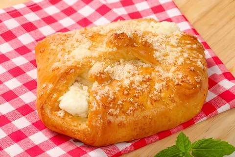 Cheesy garlic bread on red checkered cloth Foto stock