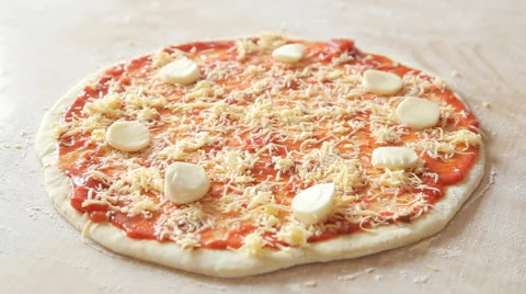 Chef adding champignons on pizza dough Vidéo 65525600