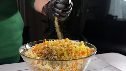 Chef adding freshly ground pepper to salad Vidéo 291685345