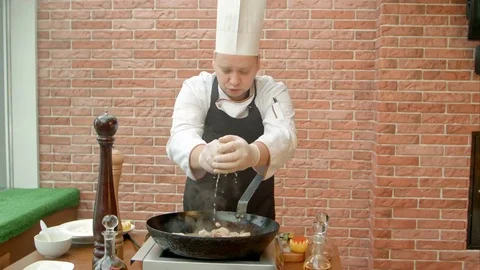 Chef adding lemon juice in pan with fried seafood Vídeos de archivo 74934774