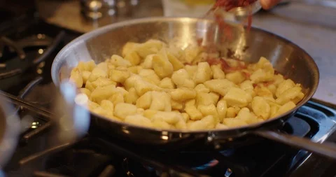 Chef Adding More Elements To Noodles 스톡 동영상 105371113