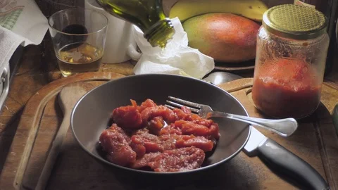Chef adding oil to tomato sauce Stock-Footage 118209791