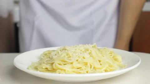 Chef Adding Parmesan To Spaghetti Vidéo 233472430