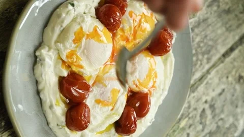 The chef adding sauce to a delicious turkish eggs. Vertical video. Stock-Footage 311046151