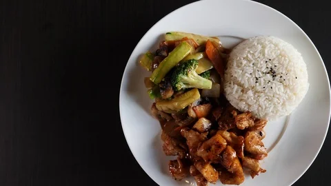 Chef Adding Steak To Japanese Hibachi Grill With Other Food Cooking On It. Vídeo Stock 99696761