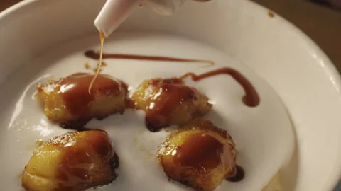 The chef adds caramel on top of the coconut white mousse cream 스톡 동영상 154148775