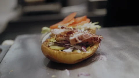 Chef Adds Crispy Bacon to Burger 스톡 동영상 307084070