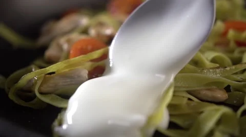 Chef adds sauce to the pasta 스톡 동영상 64544524