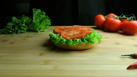 Chef in apron and black gloves collects a burger Vídeo Stock 112002689
