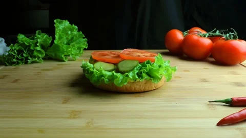Chef in apron collects a burger close up Vídeo Stock 112002685