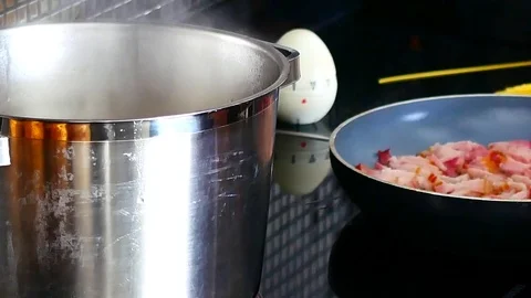 Chef are cooked spaghetti, Boil spaghetti and Bacon frying in a pan. Видео 79609480