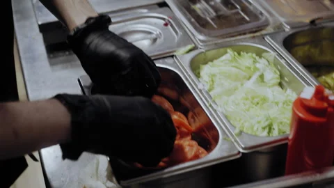 Chef Assembles Fresh Burger with Vegetables in Fast Food Kitchen 库存影片 307066985