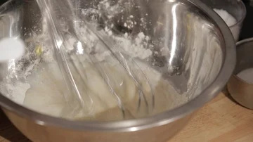 Chef beating Crepe Batter 動画素材 85854092