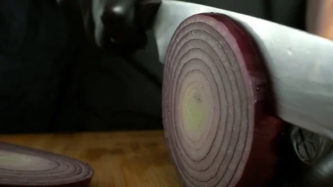 Chef in black gloves cut onions on a cutting board Vídeo Stock 112017586