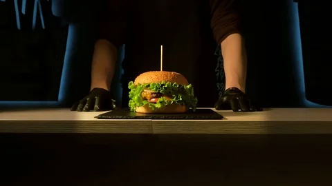 The chef in black gloves served the burger on a black board. Vídeo Stock 112002714