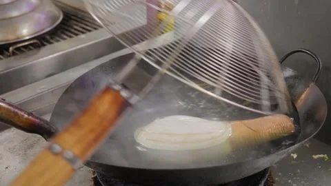 Chef Blanching Fresh Geoduck Clam in Boiling Water Wok 動画素材 344229022