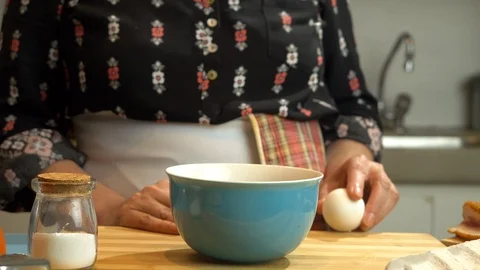 Chef breaking an egg into a bowl (slow motion) Stock-Footage 128002580