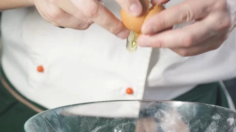 Chef breaks eggs to make omelette or dough for a pie, cake, pizza. Vidéo 124751226