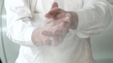 The chef brushes the dough by hand before making the traditional bread. Vidéo 241323289