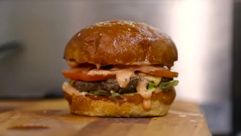 The chef is building a burger Stockbeeldmateriaal 98991579