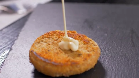 The chef builds a burger. A big plan. Slow motion Vídeos de archivo 107514800