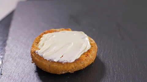 The chef builds a burger. A big plan. Slow motion Vídeo Stock 107515092