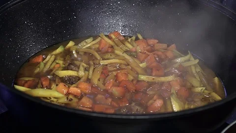 Chef in a cauldron prepares plov 库存影片 107119988