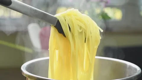 Chef checking the spaghetti in the pot. 스톡 동영상 169798032