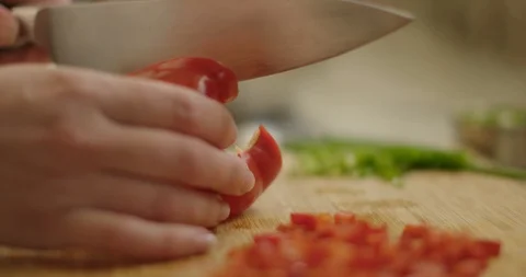Chef Chopping Bell Pepper 스톡 동영상 105370087