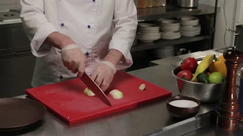 Chef chopping onion into half rings, medium shot Vidéo 66061953