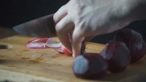 Chef chopping radish on a cutting board in a restaurant. Prepare food. Vidéo 124754857
