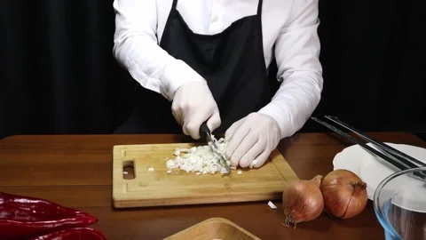 Chef chops onions finely 스톡 동영상 190078633