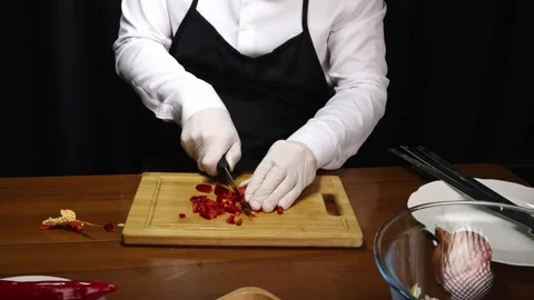 Chef chops red pepper 스톡 동영상 190079391