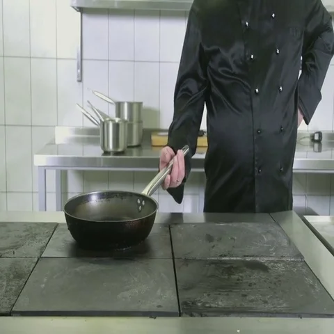 Chef cin a professional restaurant kitchen Stockbeeldmateriaal 69385278