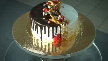 Chef confectioner demonstrates cooked cake. Modern Cake Video stock 85667593