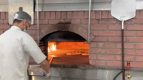 Chef cook bake a Pizza bread in traditional local brick oven fire make it Vidéo 229842816