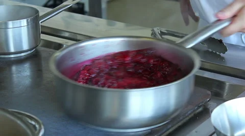 Chef cooking and preparing food in restaurant kitchen. Vídeos de archivo 48471312