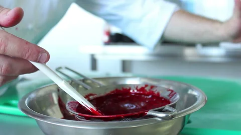 Chef cooking and preparing food in restaurant kitchen. Vídeos de archivo 48471705