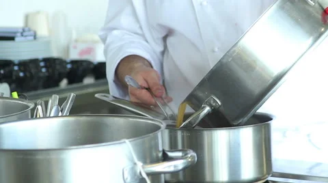 Chef cooking and preparing food in restaurant kitchen. Vídeos de archivo 48472060