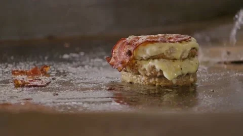 The Chef is cooking burger with cheese and bacon with fire 库存影片 219725925