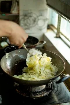 A chef is cooking cabbage Stock-Fotos