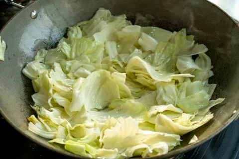 A chef is cooking cabbage Foto stock