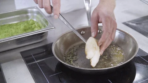 Chef cooking chicken Vídeos de archivo 104664211