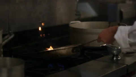 Chef cooking flambe Vídeo Stock 10680216
