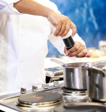 Chef cooking food in the kitchen, Chef preparing food Foto stock