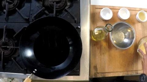 Chef cooking fried eggs Vídeos de archivo 91160640