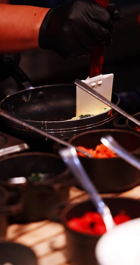 Chef Cooking Omelet in Frying Pan at Buffet Station Vídeos de archivo 323944628